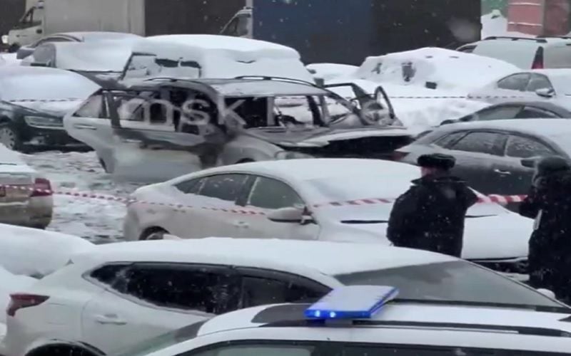 В Москве возле центра ФСБ и концерна "Алмаз-Антей" взорвался автомобиль Mercedes – видео последствий