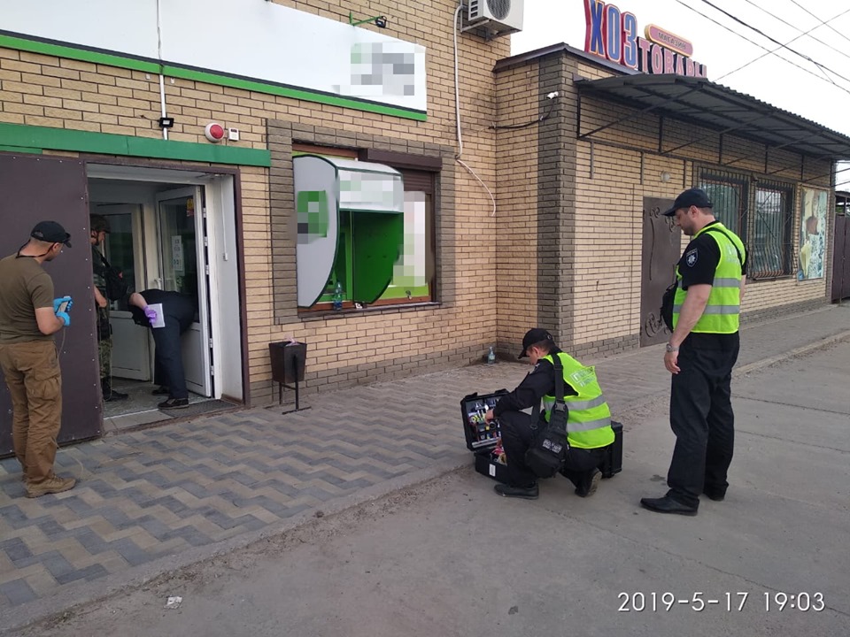 В прифронтовом Старобельске житель "ЛНР" взорвал гранату в отделении банка, есть погибшие и раненые – кадры, подробности 