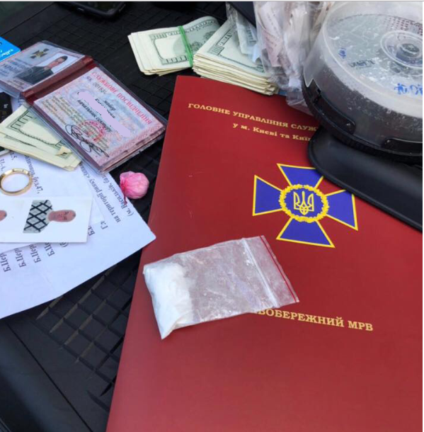 В столичном отделе СБУ сотрудники НАБУ нашли кокаин и крупные суммы