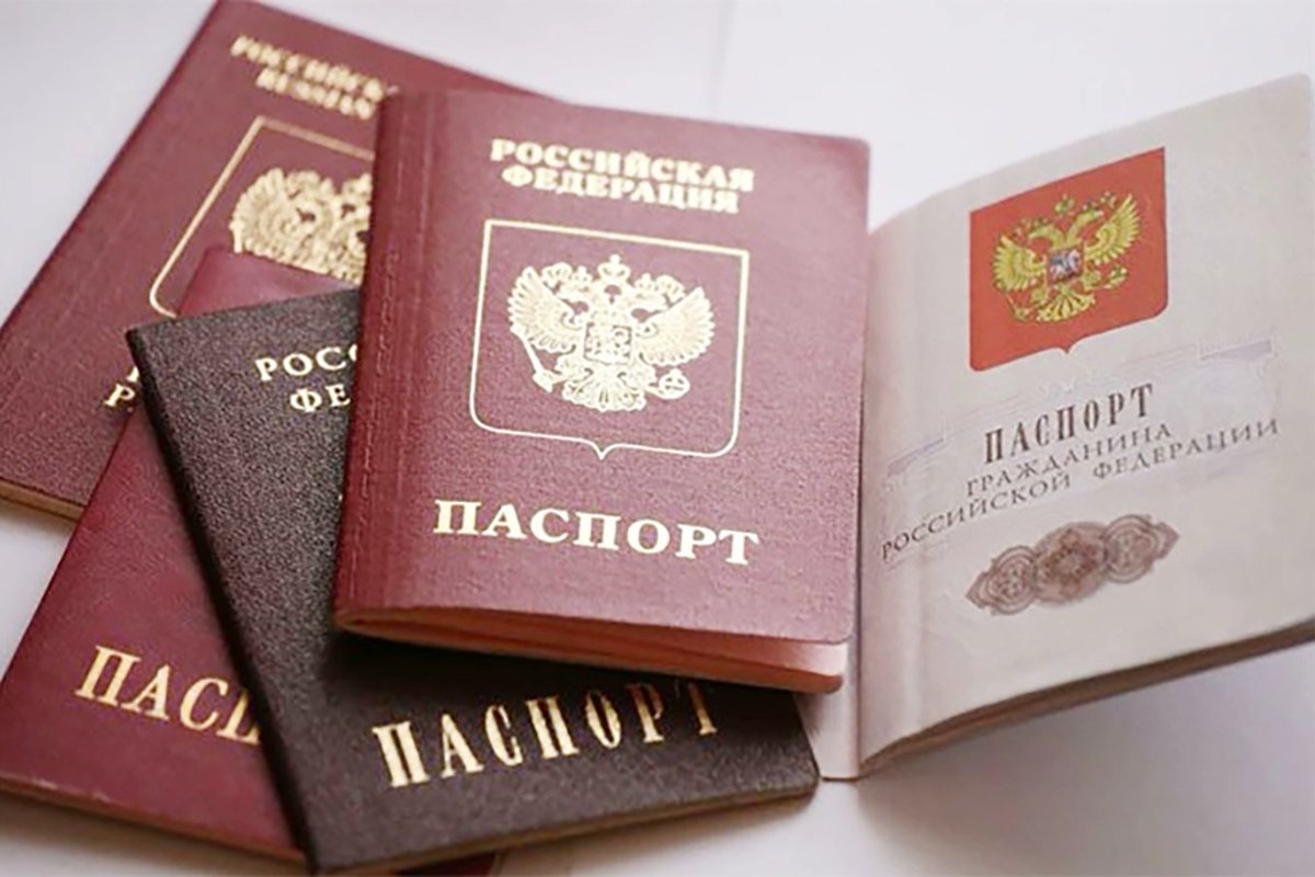 Эксперт о массовой раздаче паспортов РФ на Донбассе: "На войну сил уже нет"