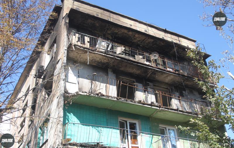 Как выглядит многоэтажка в Киевском районе после попадания снаряда 