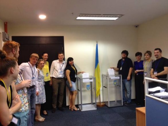 Первые украинцы уже проголосовали на заграничных избирательных участках