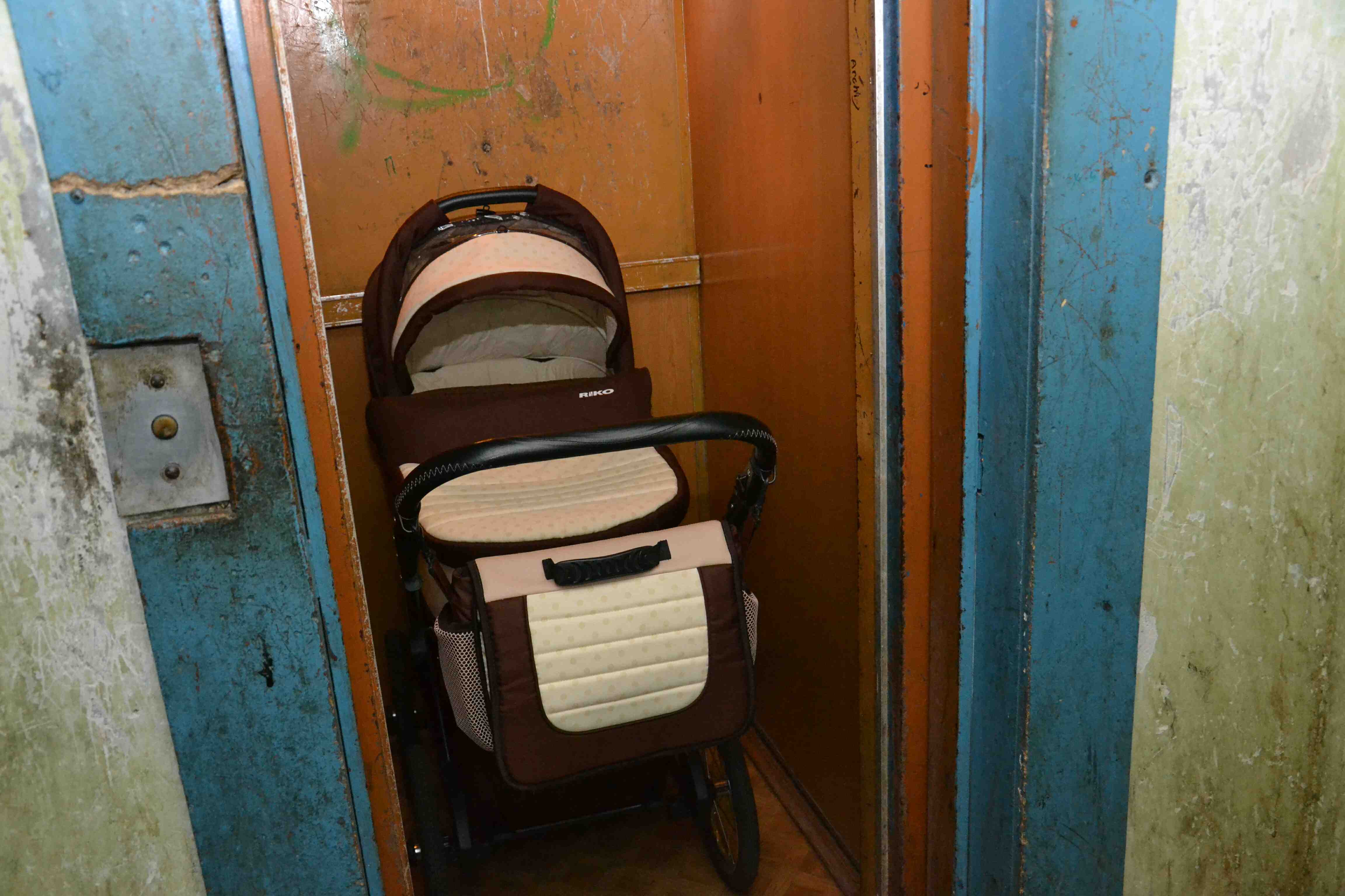 Шокирующая смерть малыша в московской многоэтажке: на глазах у матери лифт "затянул" коляску с 10-месячным сыном