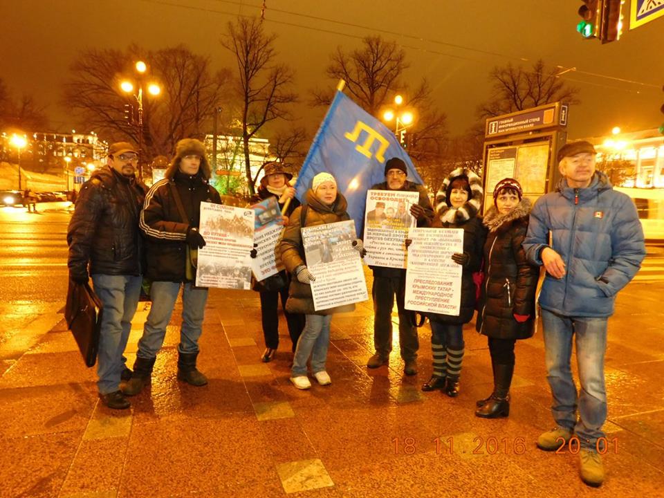 "Нормальные русские есть!" - В Питере провели одиночные пикеты в поддержку украинцев и крымских татар из-за оккупации Крыма