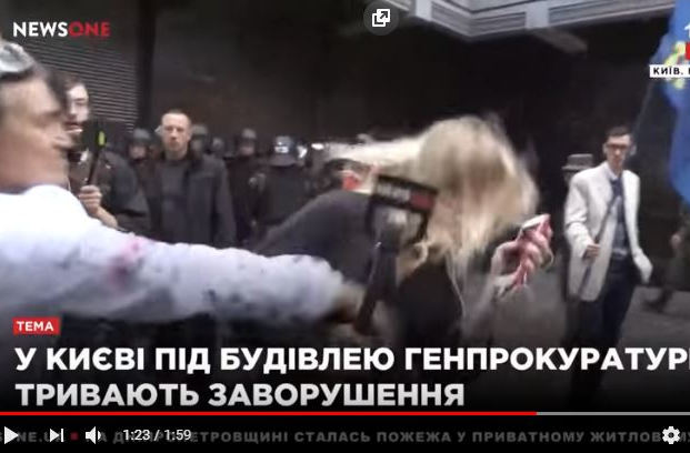 ​Женщина, "наказавшая" журналистку пророссийского NewsOne мощным ударом по лицу, арестована - кадры
