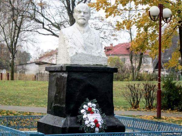 ​Такого “кощунства” Лавров не переживет: в Беларуси активисты принесли к “кату” Ленину венок с черепами – кадры