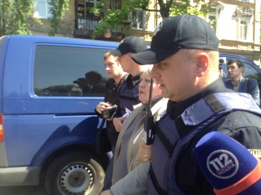 Полиция задержала на Куликовом поле женщину с сепаратистскими листовками. Фото задержания