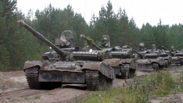 Российские войска двинули военную технику к Луганскому аэропорту "ситуация накаляется"