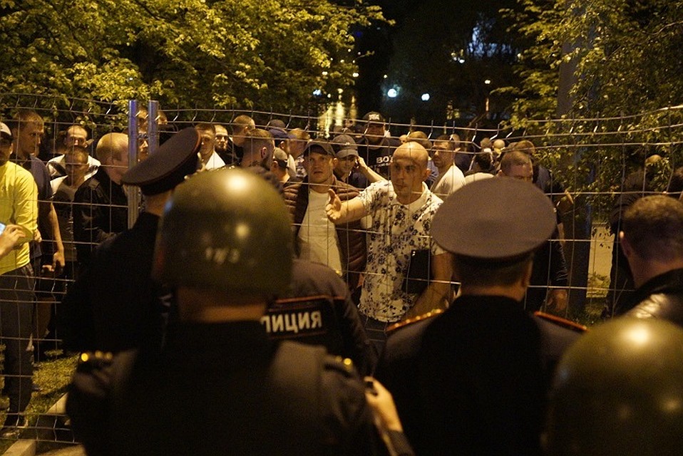 В Екатеринбурге продолжаются протесты против РПЦ: охрана пустила в ход дубинки – кадры