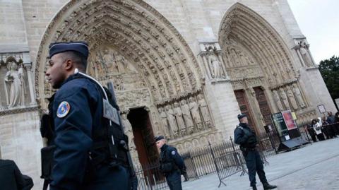 Террористы ИГИЛ на камеру перерезали горло священнику возле алтаря во французской церкви 