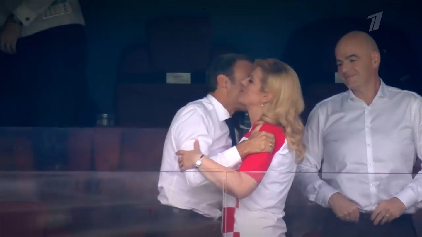 Кадры: Макрон после победы сборной Франции на ЧМ, не сдерживая эмоций, бросается целовать президента Хорватии