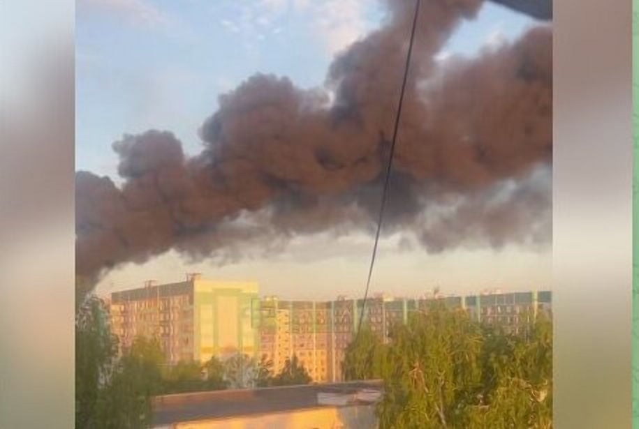 В Набережных Челнах горит промышленное предприятие: город закрыл черный дым