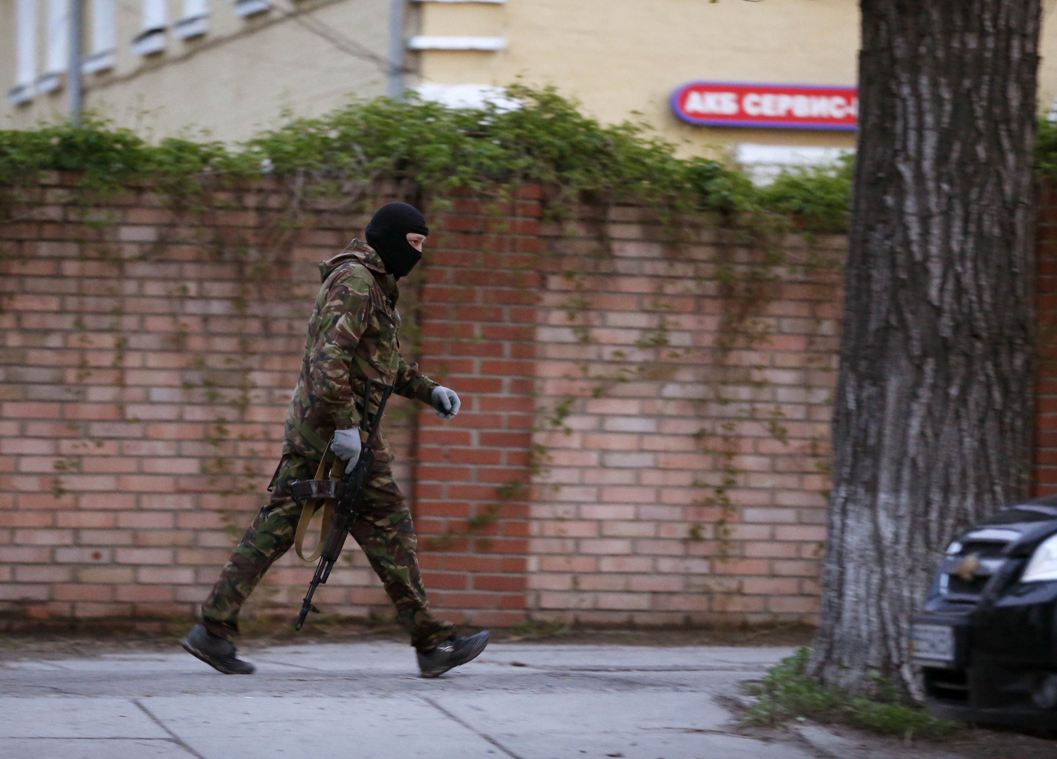 В Горловке двое местных жителей бросили гранаты в воинскую часть ДНР