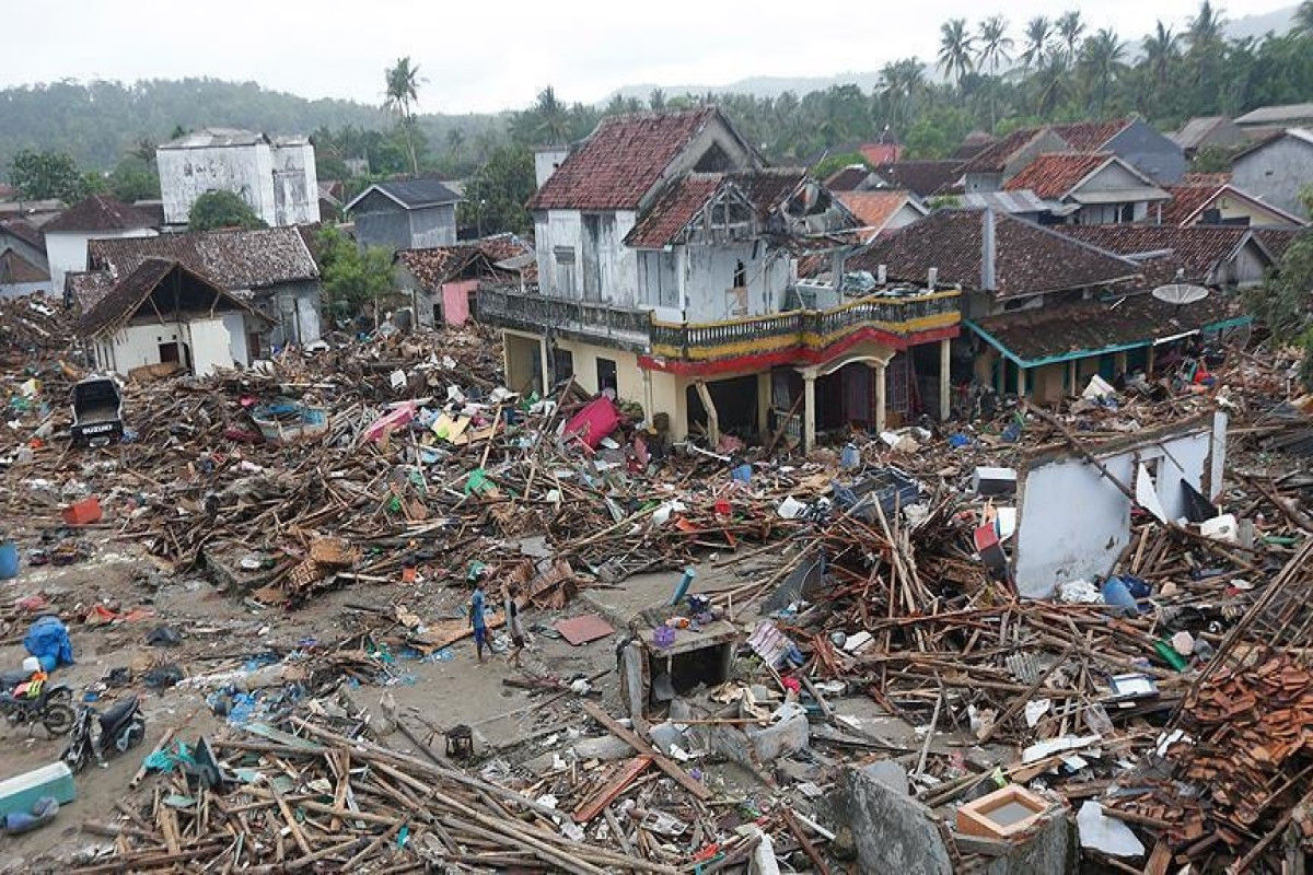 ​Индонезию сотрясли два мощных землетрясения подряд, есть угроза цунами