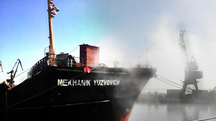 В Мариуполе по неизвестной причине загорелся теплоход: пострадал один матрос
