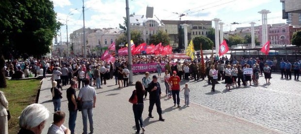 В Харькове на митинге евромайдановцы забросали яйцами антимайдановцев
