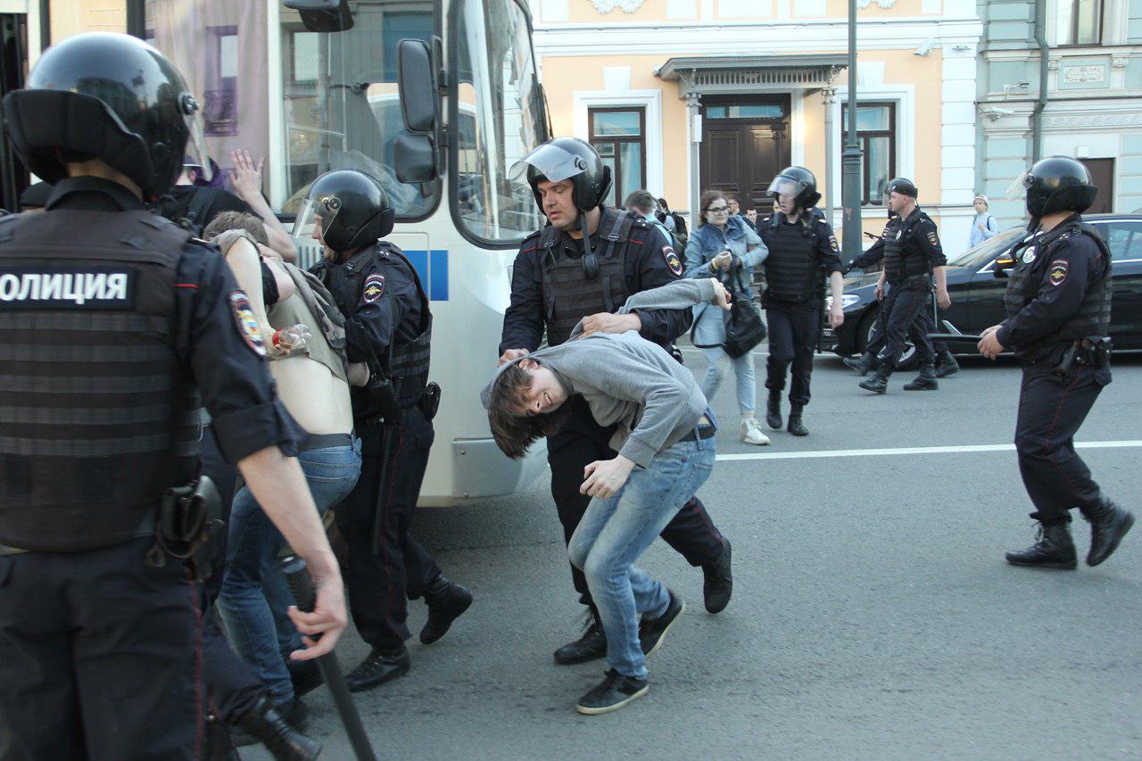 Не щадить ни женщин, ни детей: в России более 1600 задержанных на акции "Он нам не царь"