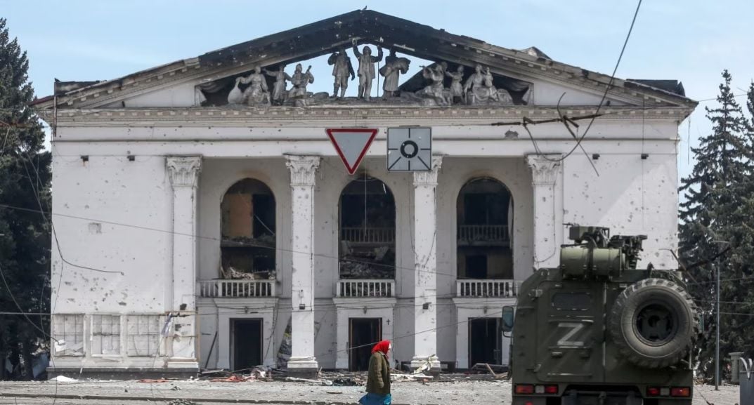 Оккупанты пытаются скрыть преступление, “возродив” драмтеатр в Мариуполе, разрушенный авиаударом РФ, - ЦПД