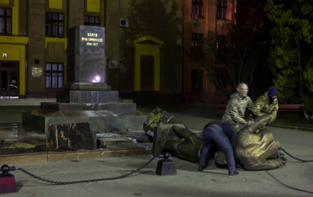 На Харьковском тракторном заводе возмутились сносом памятника Орджоникидзе