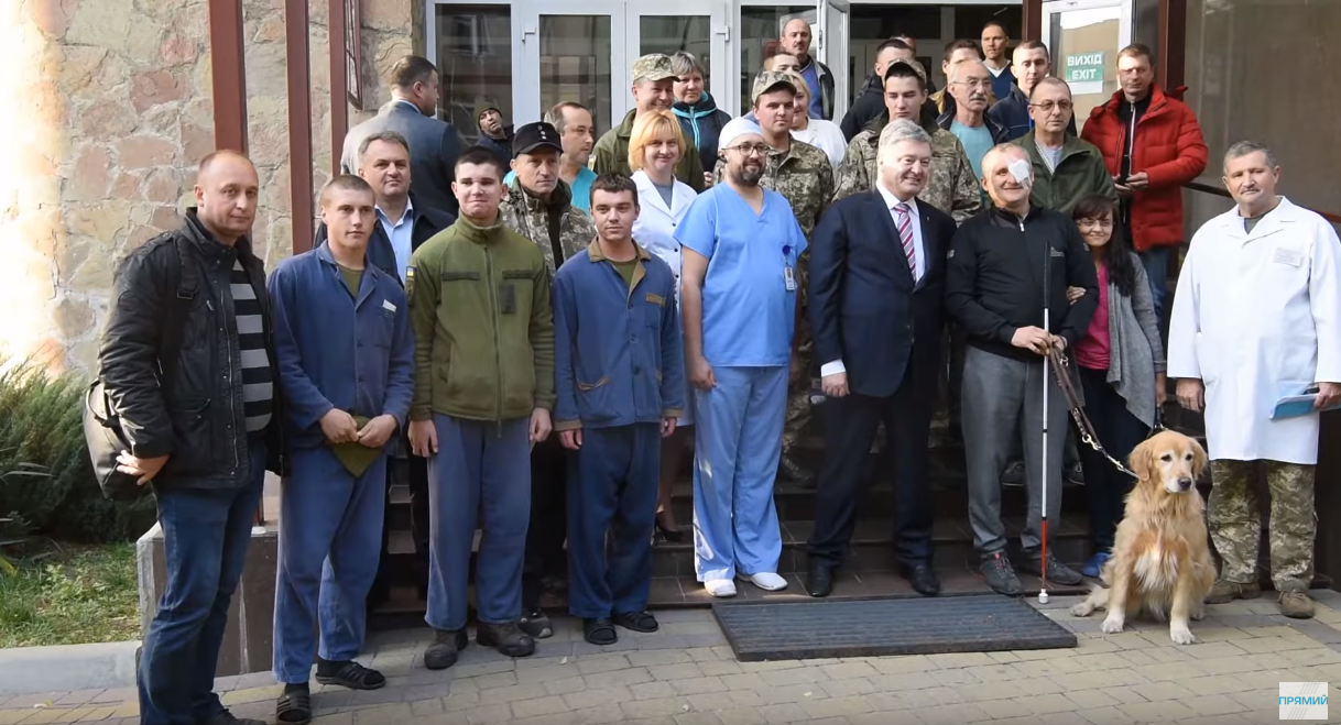 Порошенко во львовском госпитале: "Мы обещали людям, что их не сдадим", - видео