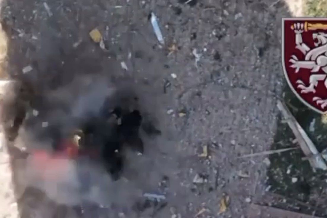 ​ВСУ дроном вывели из строя пехотное отделение ВС РФ в Песках: момент попал на видео