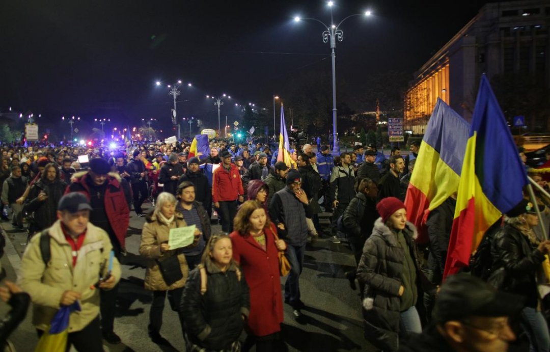 На улицы столицы Румынии вышли десятки тысяч граждан: люди против возможного смягчения наказания за коррупционные преступления