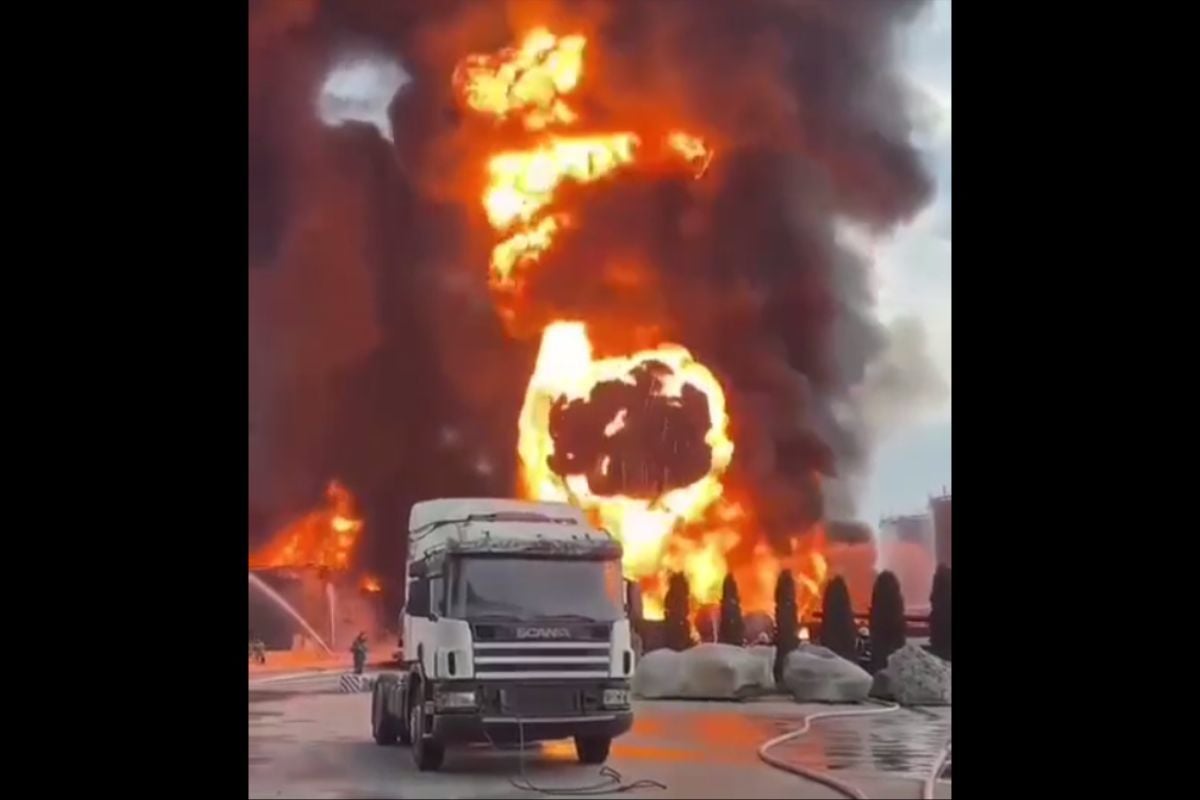 Ключевой топливный хаб Юга России вторые сутки в огне: пылают 18 из 20 резервуаров