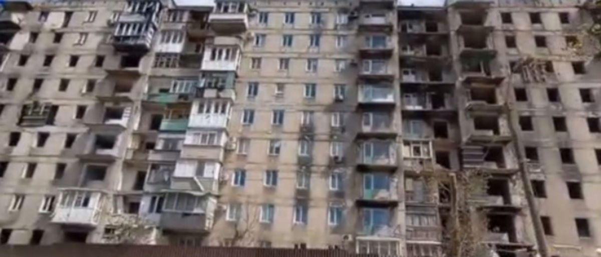 ​Во что россияне превратили Мариуполь и чем занимаются там сейчас: горсовет показал видео