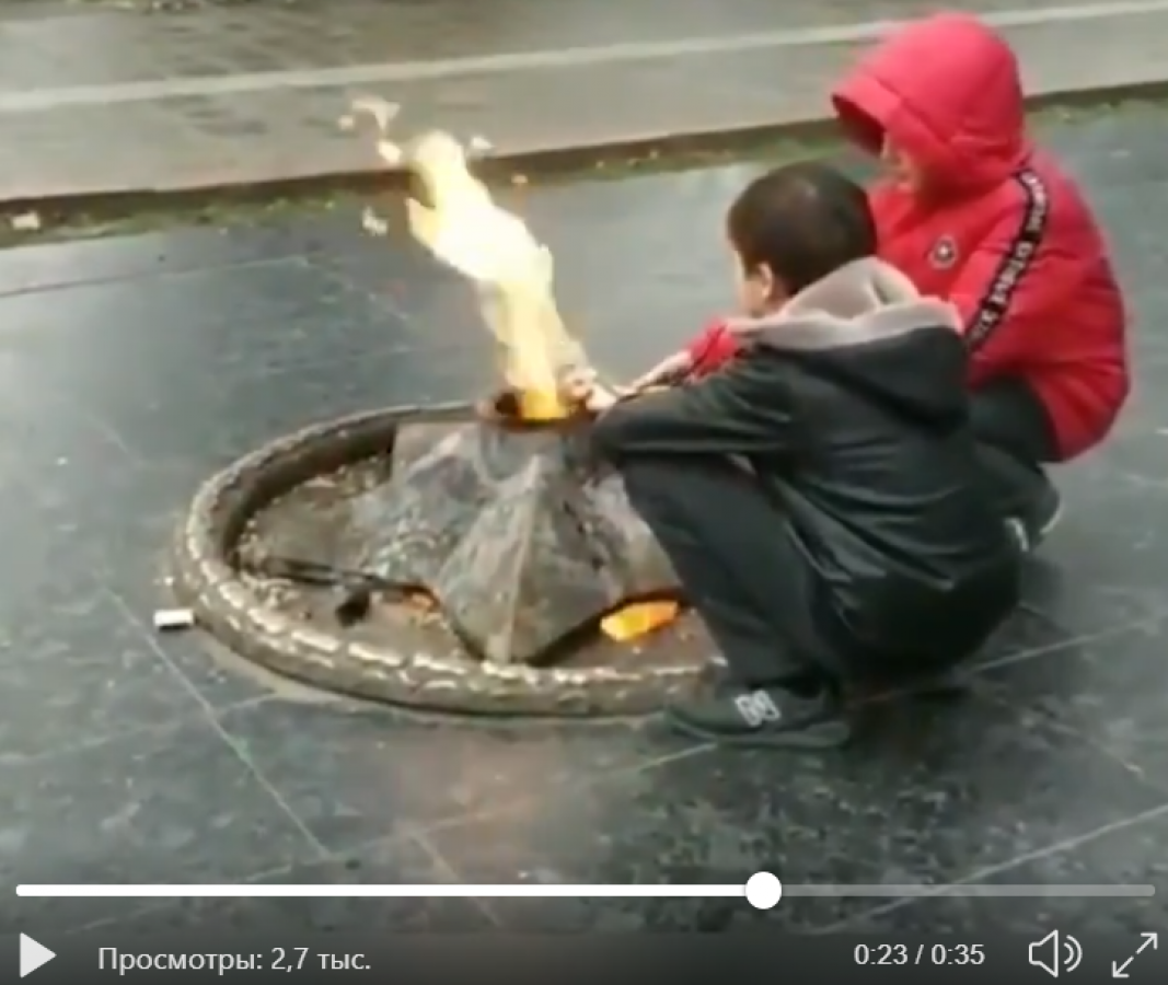 "Что скажут Лавров и Мария Захарова?" - в России дети жарили курицу на вечном огне: видео