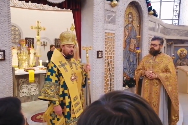 Верующие в Киеве мощно аплодировали митрополиту Драбинко, перешедшему в УПЦ, - видео
