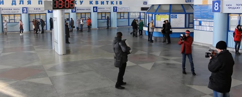 В безлюдном и пришедшем в упадок ж/д вокзале Луганска прошел… песенный флешмоб: жалкое зрелище не обсуждает только ленивый
