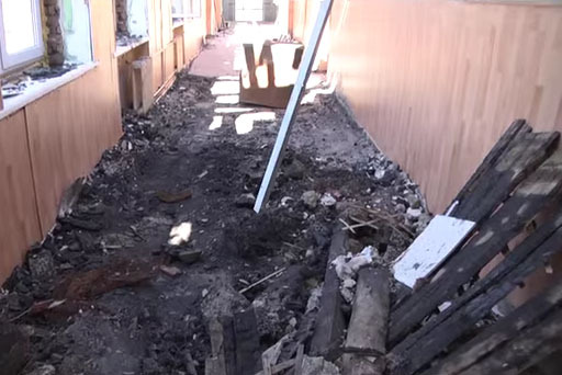 Как пленные военные восстанавливают разбитую донецкую школу. Видео