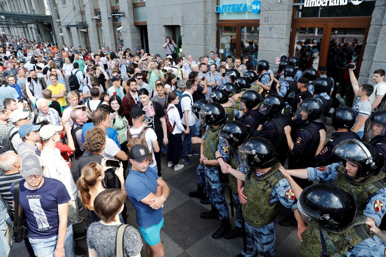 Дипломатический конфликт: Захарова вновь "увидела тайных виновных" в антиправительственных митингах в Москве