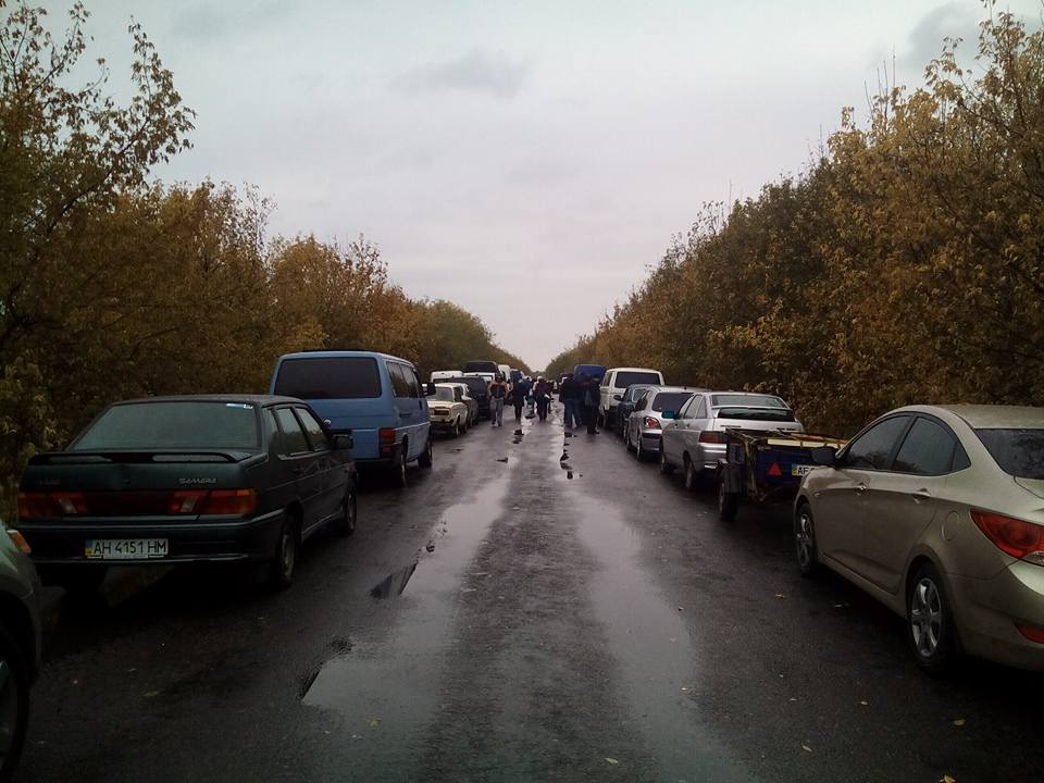 ​Ад на блокпостах в Донбассе: сутки ожидания - люди опаздывают на поезда и спят в авто