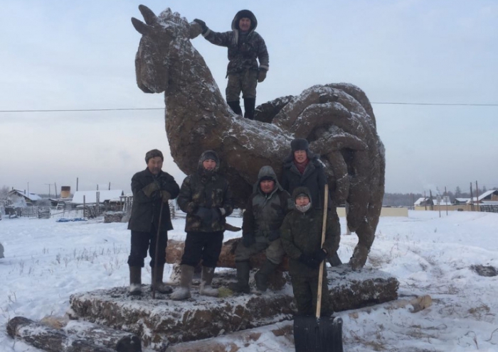 Какая страна, такие и символы: в России из навоза якутский "скульптор" слепил хозяина 2017 года 