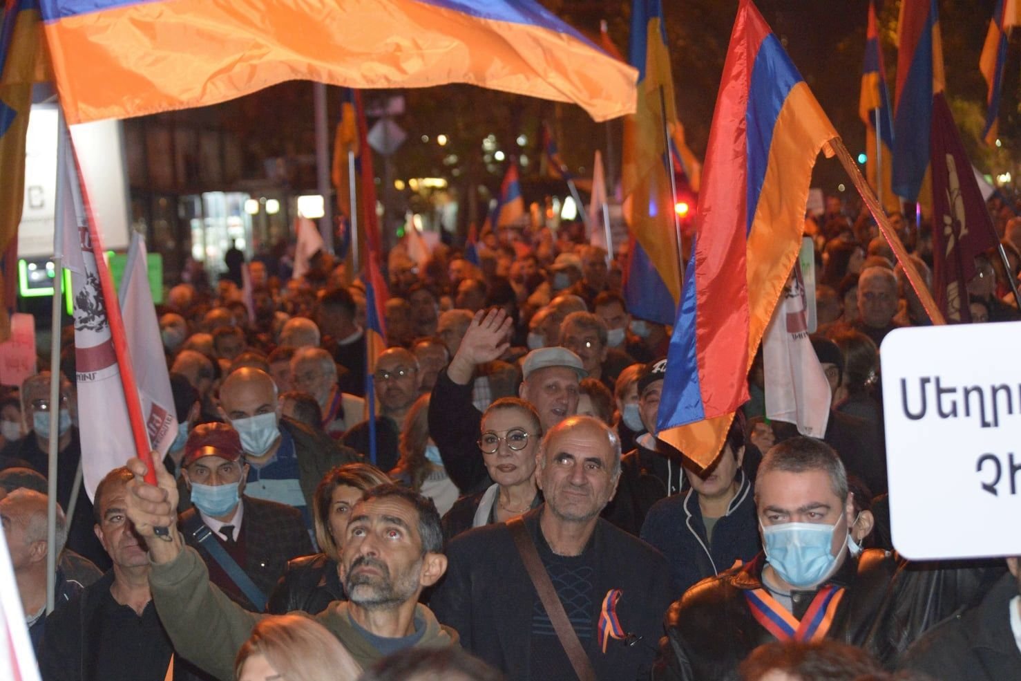 ​"Путин - х****!" уже в Ереване: участники массового митинга в Армении исполнили хит харьковских ультрас