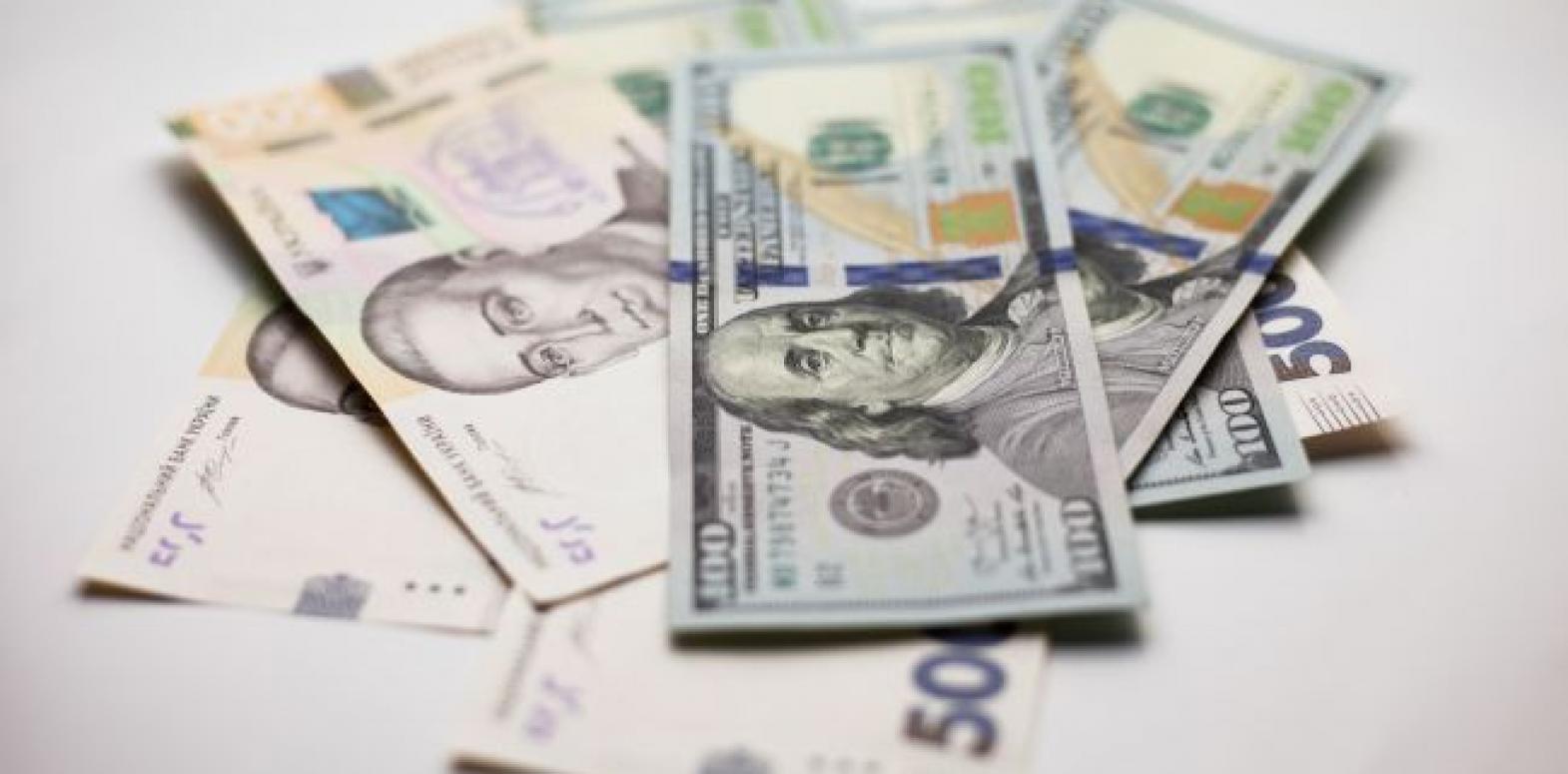 Курсы доллара и евро в Украине пошли на резкое снижение: в НБУ назвали причину