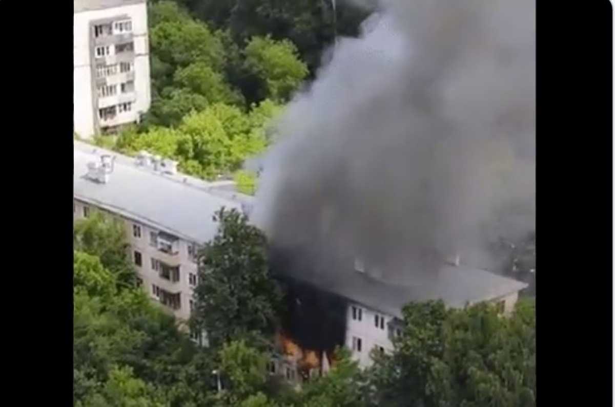 В Москве в результате взрыва горят квартиры в пятиэтажке: есть погибшие и пострадавшие 