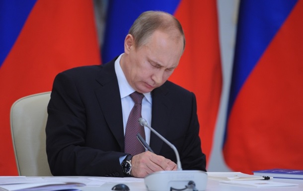 Попытки Кремля перекрыть кислород: Путин официально одобрил запрет на любые денежные переводы из России в Украину  