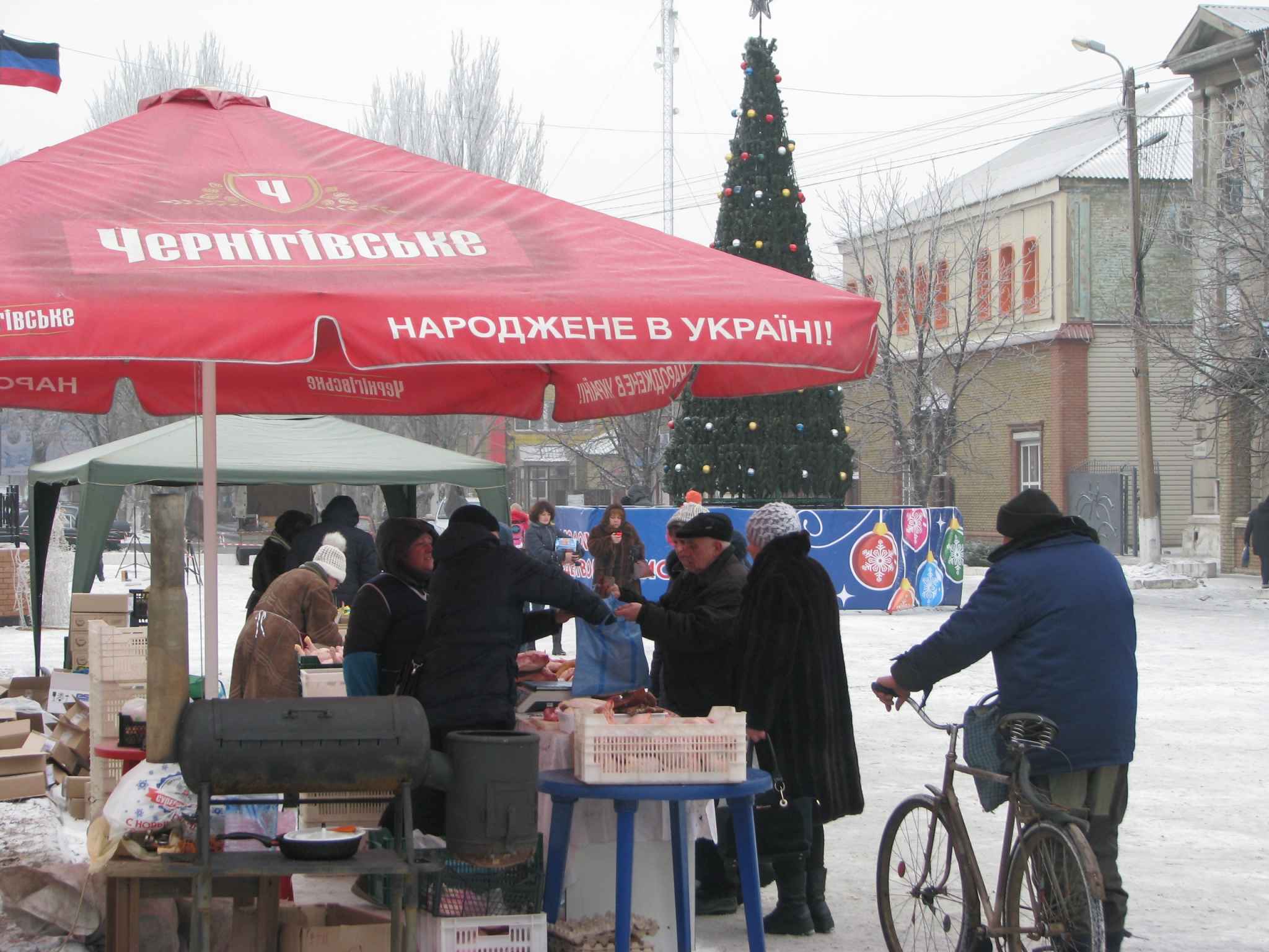 Суровый новый год в Дебальцево: на полупустую площадь людей "заманивали колбасой" - кадры