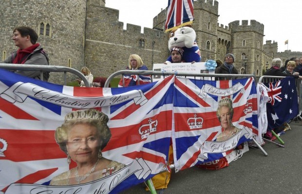 Юбилей Елизаветы II: в Великобритании 90-летняя королева вместе с 94-летним супругом принцем Филиппом участвуют в торжественных мероприятиях