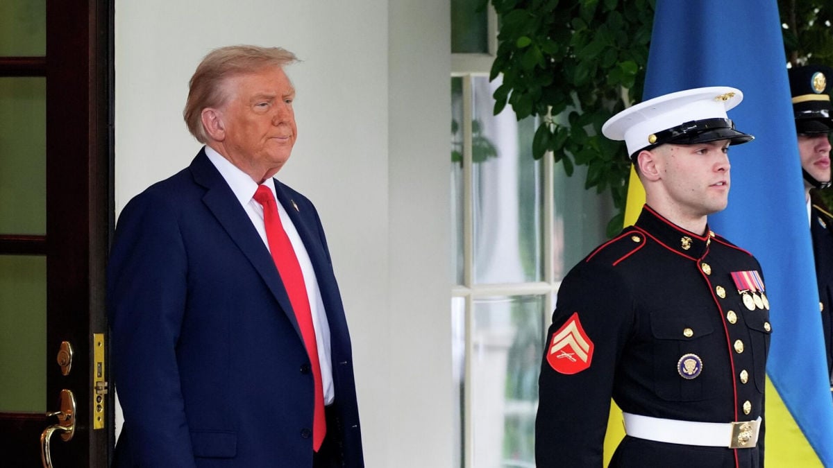 ​"Как бы безумно это ни звучало", – Трамп забыл о включенном микрофоне, когда делал заявление о Путине