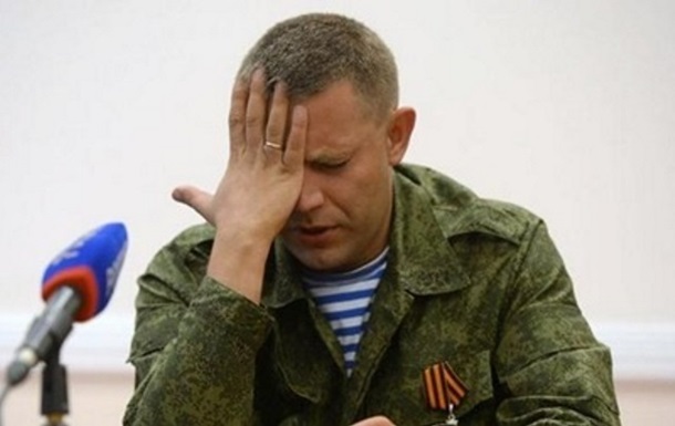 ​Захарченко снова стал предметом насмешек соцсетей: главарь “ДНР” похвастался новой разработкой своих “ученых” - укладкой асфальта в лужи
