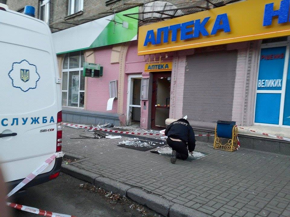 Подробности утреннего взрыва в Киеве - повреждены помещение банка и аптеки