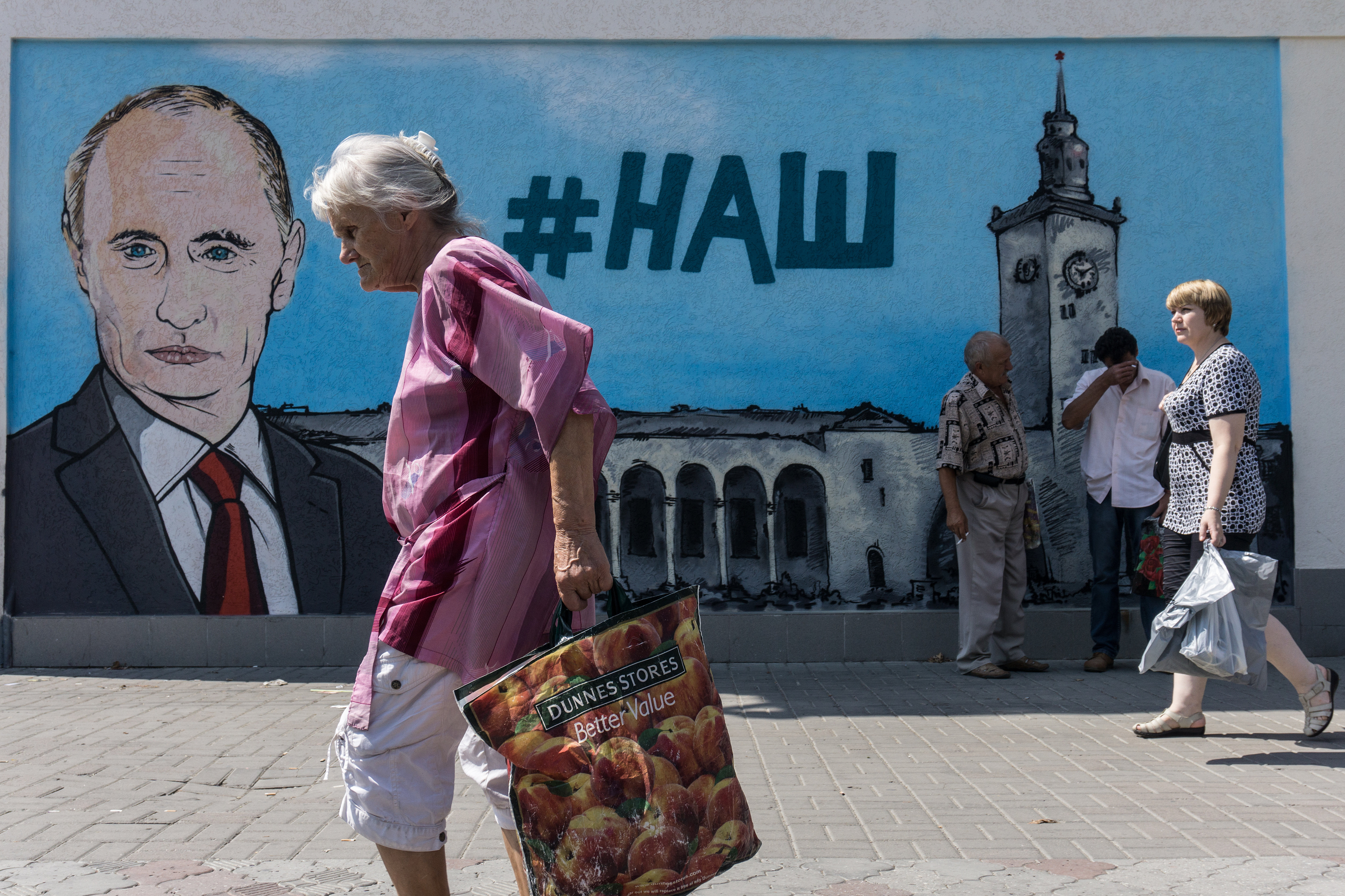 Крымские "власти" охватила паранойя: оккупанты разглядели "фабрику троллей" под Киевом
