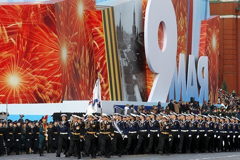 ​13 тысяч военных и 159 смертоносных орудий: онлайн-трансляция “устрашающего” парада Путина в Москве