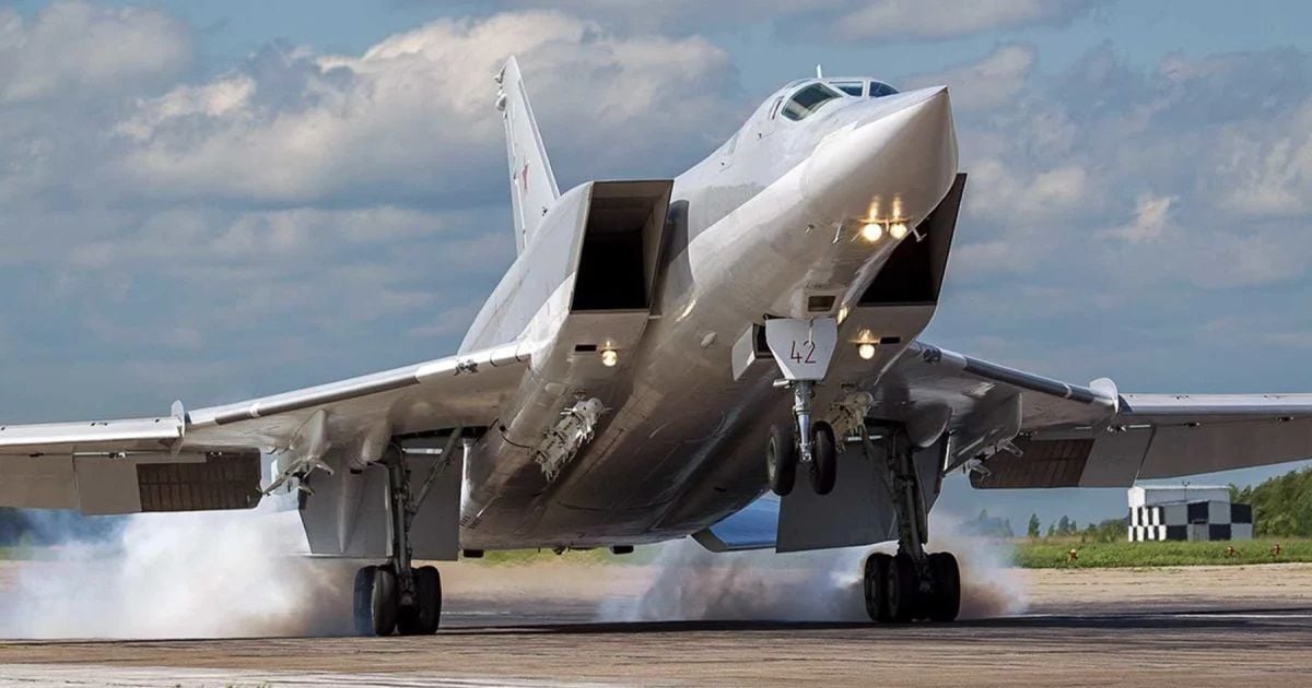В России разбился стратегический бомбардировщик "Ту-22М3": авиакатастрофа попала на видео