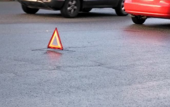 Лобовое столкновение с электроопорой: в Киеве ДТП превратило автомобиль Daewoo Nexia в груду металла - кадры с места аварии