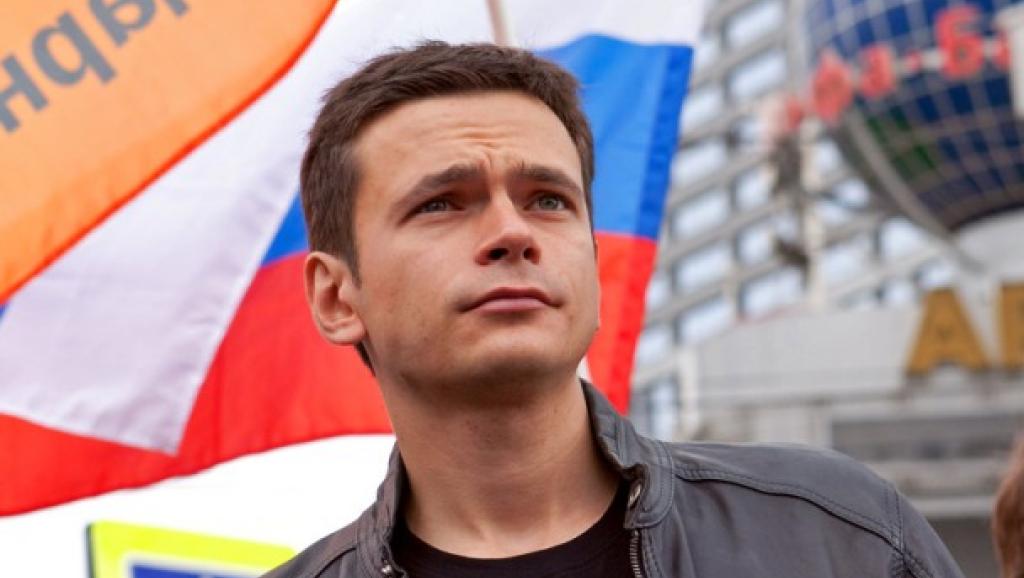 Доклад "Партия "Криминальная Россия"" привел оппозиционера Яшина в отделение полиции