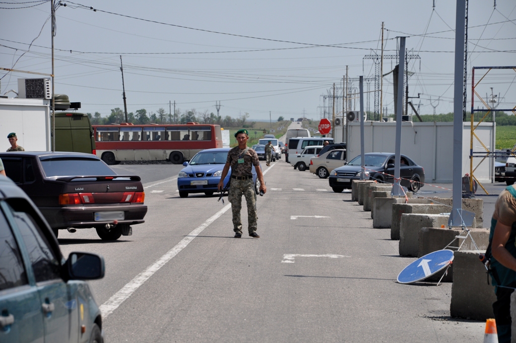 Сотни авто застряли на блокпостах Донбасса: в Сети жалуются на огромные очереди на КПВВ - кадры